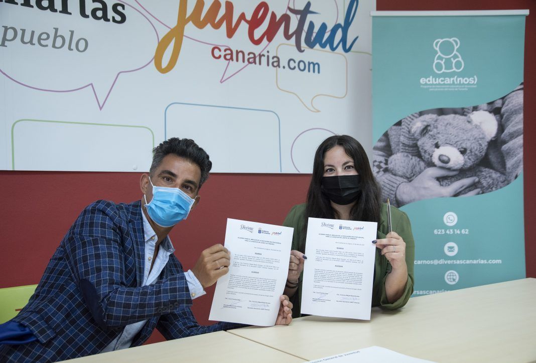 Firma del Gobierno de Canarias y la asociación LGTBI Diversas para la implantacion de un curso